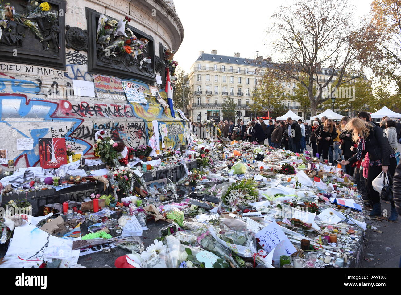 18. November 2015 - Paris Place De La République nach Paris-Terror-Anschlag.  Paris-Terror-Anschlag lässt bis zu 100 Personen Stockfoto