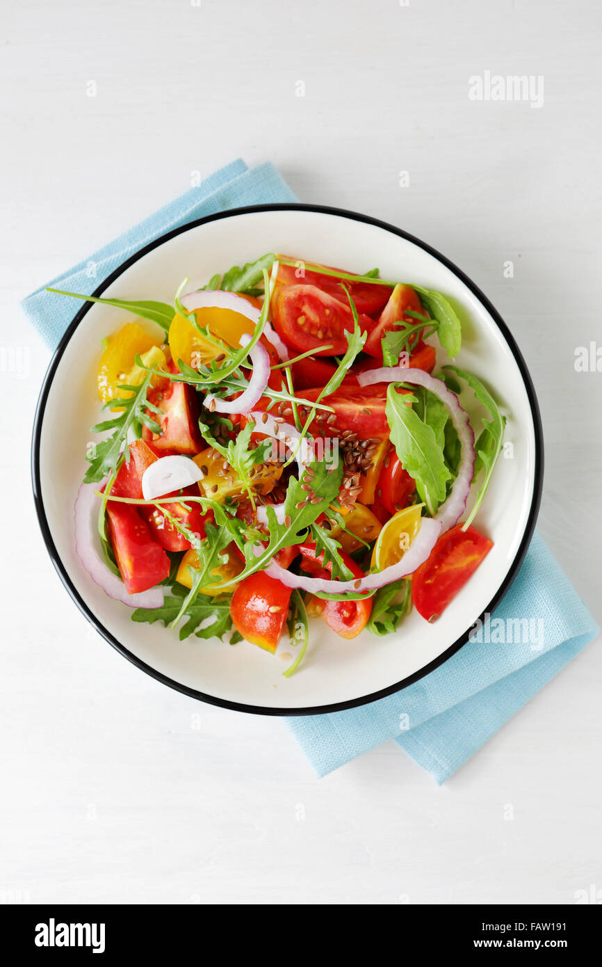 leichte Tomaten-Salat auf Teller, Ansicht von oben Stockfoto