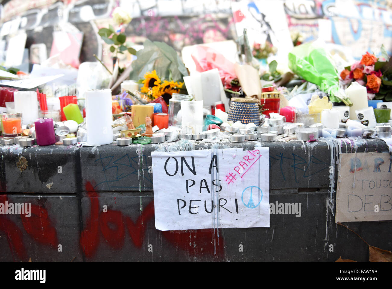 18. November 2015 - Paris Place De La République nach Paris-Terror-Anschlag.  Paris-Terror-Anschlag lässt bis zu 100 Personen Stockfoto