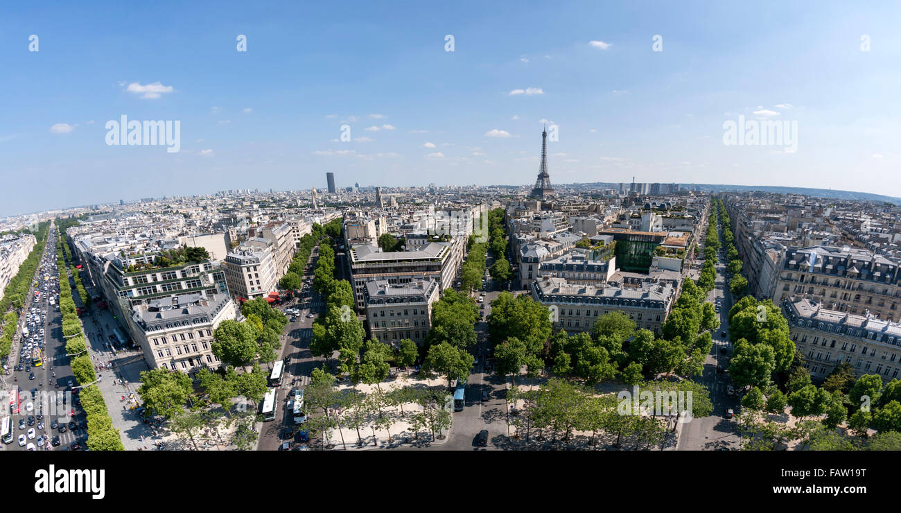 Panoramablick über Paris von oben auf den Arc De Triomphe. Stockfoto