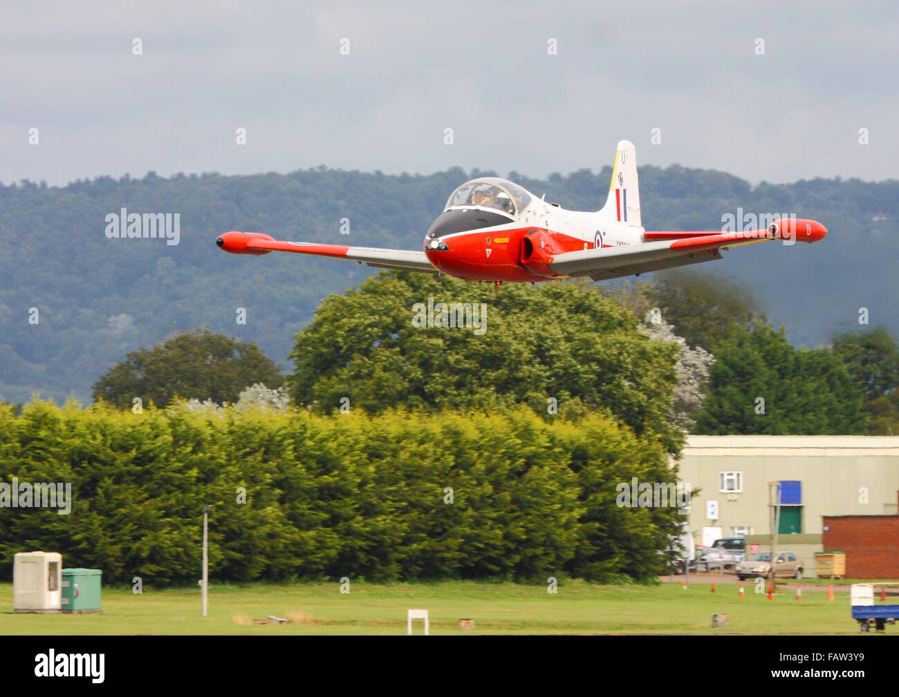 BAC Jet Provost T5A Tiefflug über Dunsfold Aerodrome in Surrey Stockfoto