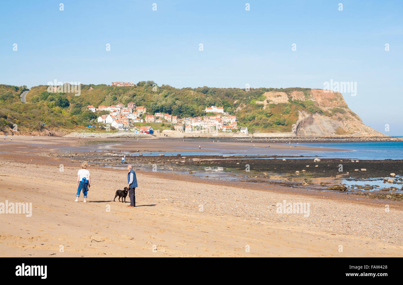 Runswick Bay Strand mit Runswick Bay Village im Hintergrund. North Yorkshire, England. UK Stockfoto
