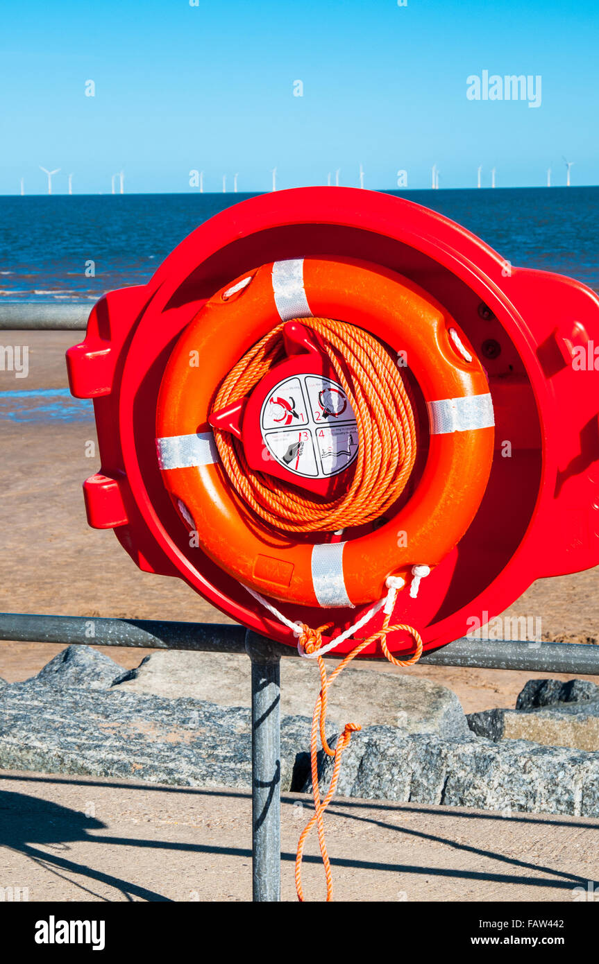 Sparer Rettungsring am Strand und das Meer an der Küste Ray Boswell Leben zu retten Stockfoto