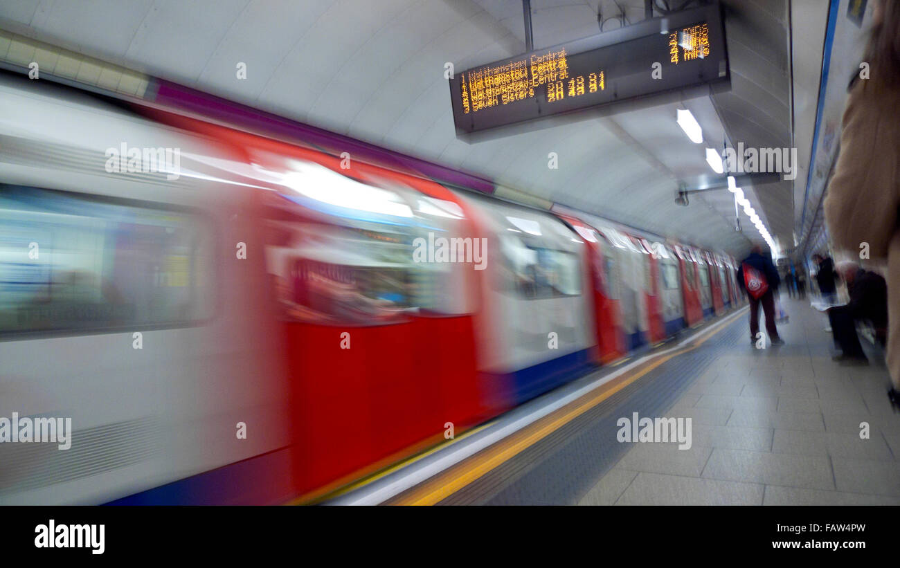 Ein sich bewegendes London U-Bahn U-Bahn in Bewegung gehen durch einen U-Bahnstation London England UK KATHY DEWITT Stockfoto