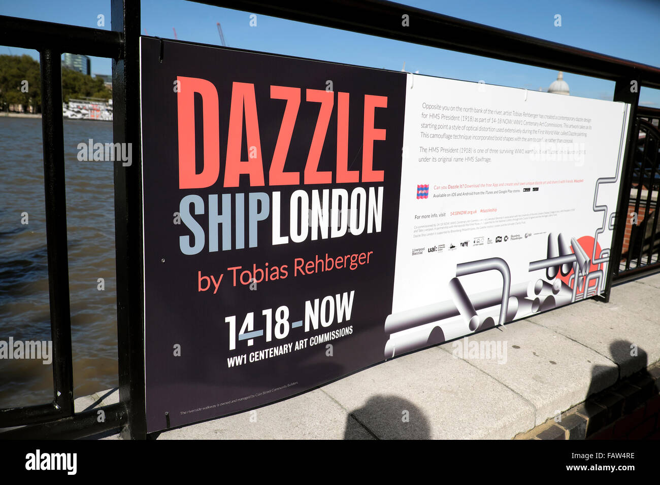 Werbeplakat für den Dazzle Schiff auf der Themse von Tobias Rehberger in London England UK 2015 KATHY DEWITT Stockfoto