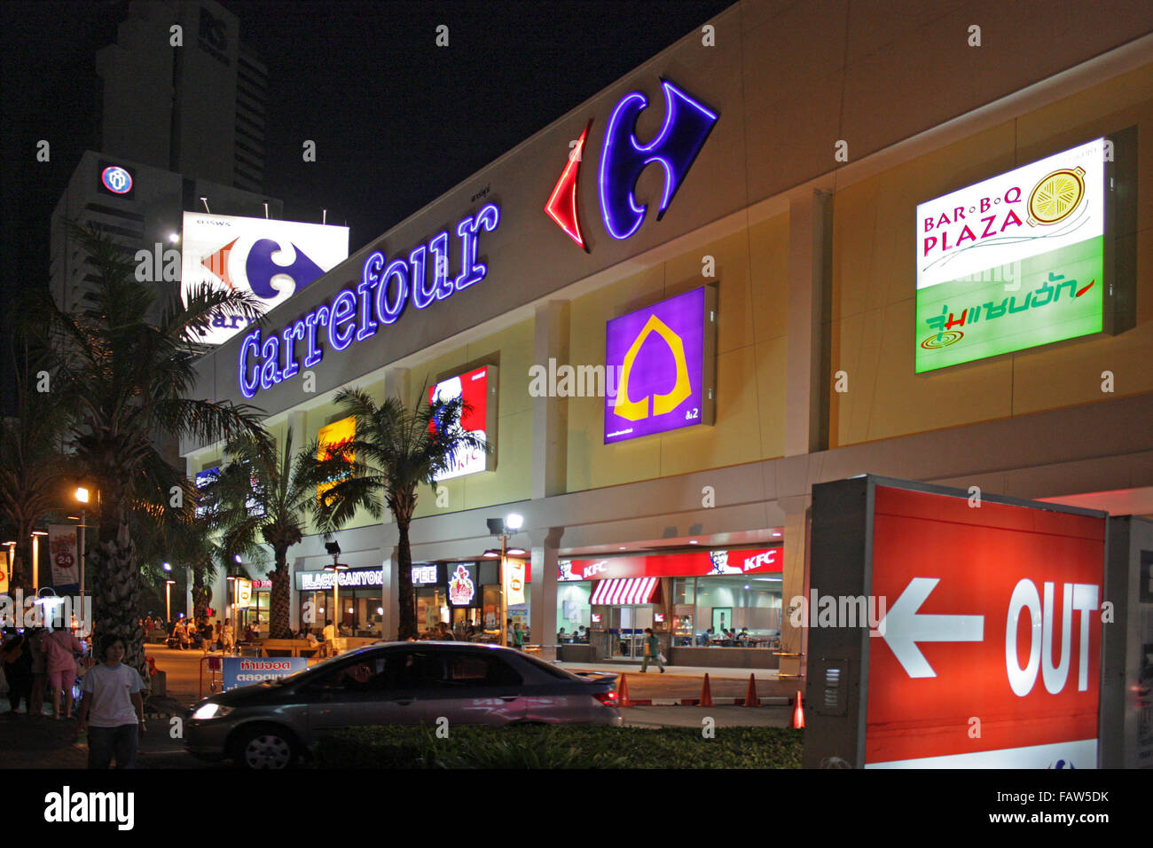 Vor Carrefour Kaufhaus mit KFC und Black Canyon Kaffee Verkaufsstellen in der Nacht, Ratchadamri Road, Bangkok. Geschlossen im Jahr 2010. Stockfoto