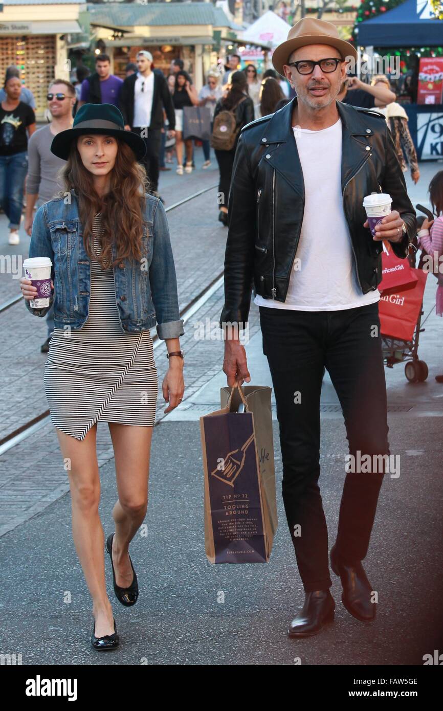 Jeff Goldblum und Frau Emilie Livingston Einkauf bei The Grove in West Hollywood.  Mitwirkende: Jeff Goldblum, Emilie Livingston wo: Los Angeles, California, Vereinigte Staaten von Amerika bei: 23. November 2015 Stockfoto