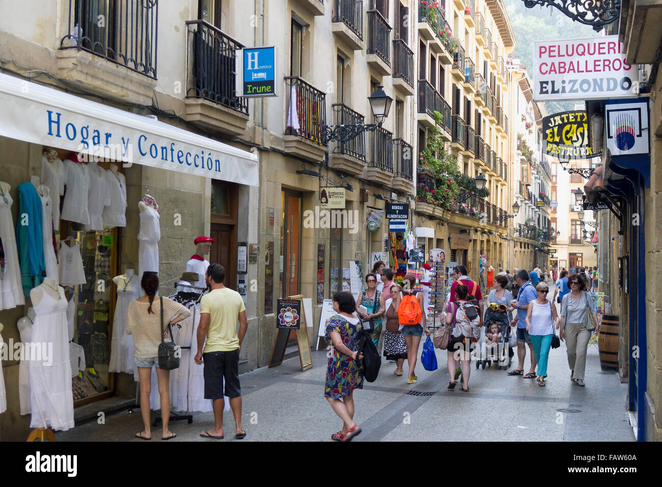 schmale Straße in Old Town, San Sebastian, Gipuzkoa, Baskenland, Spanien Stockfoto