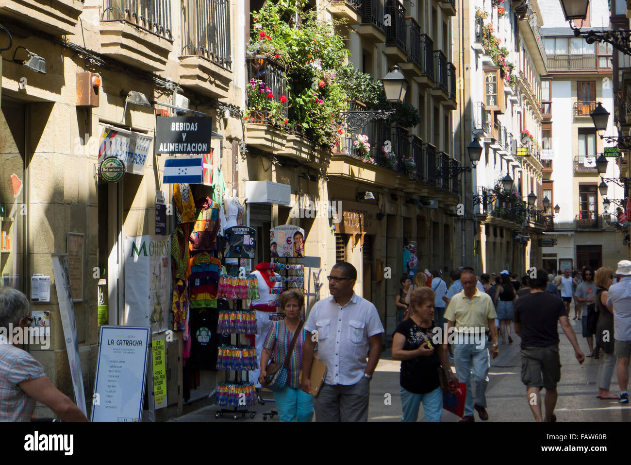 schmale Straße in Old Town, San Sebastian, Gipuzkoa, Baskenland, Spanien Stockfoto
