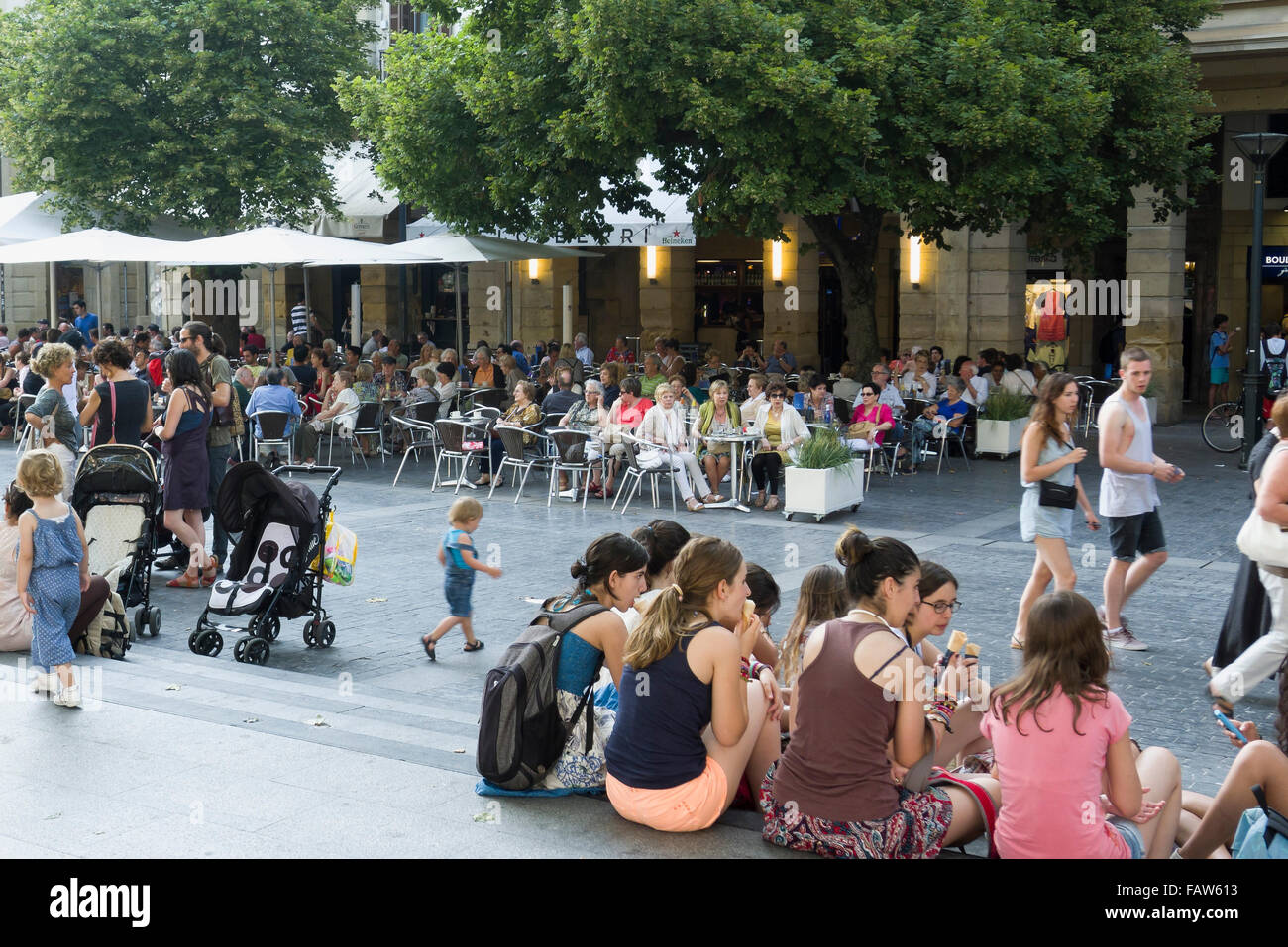 Straßencafé am Boulevard Zumardia, Old Town, San Sebastian, Gipuzkoa, Baskisches Land, Spanien Stockfoto