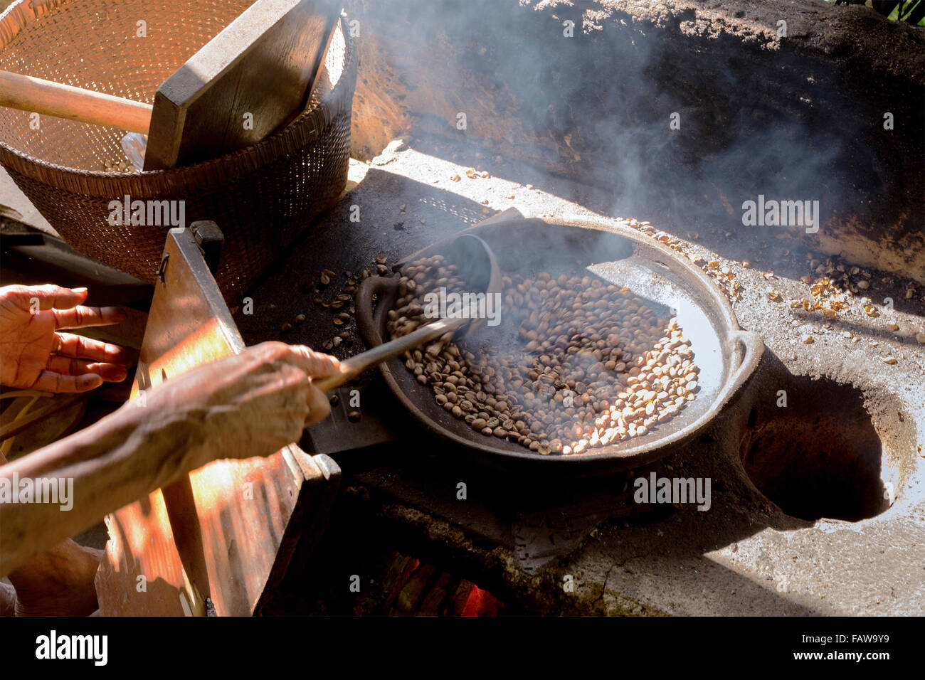 traditionelle Röstung Kaffee in Schüssel auf offenem Feuer, Bali, Indonesien Stockfoto