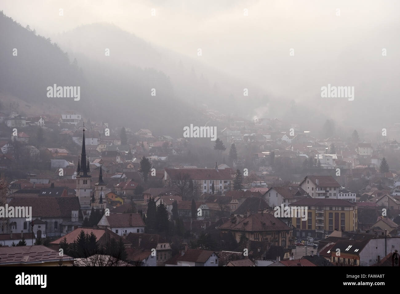 Winter-Szene in der Morgendämmerung mit Schei-Viertel, die Altstadt der Stadt Brasov in Rumänien Stockfoto