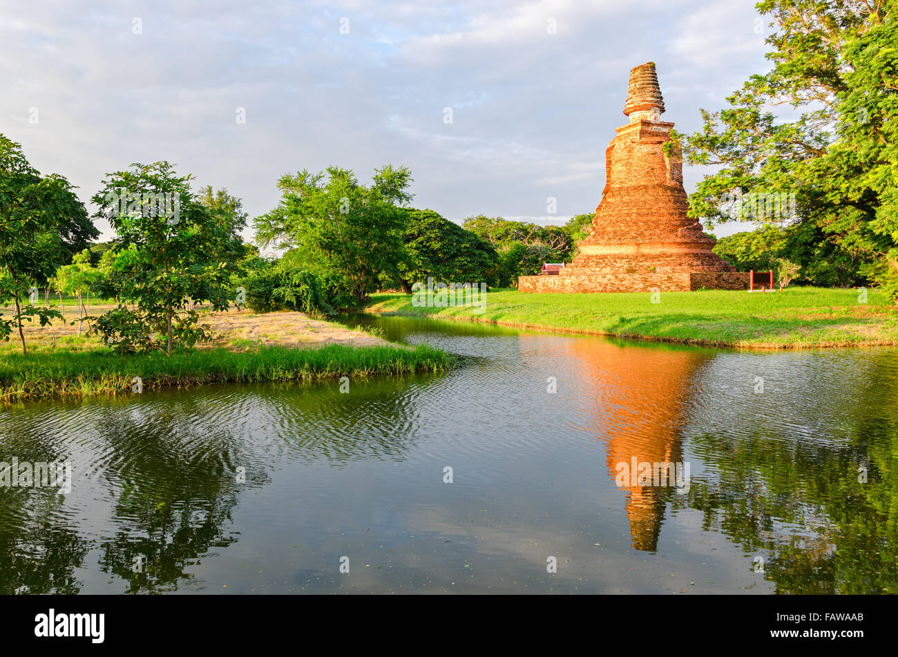 Ayutthaya Tempelruinen alten bei Sonnenuntergang (Thailand) Stockfoto