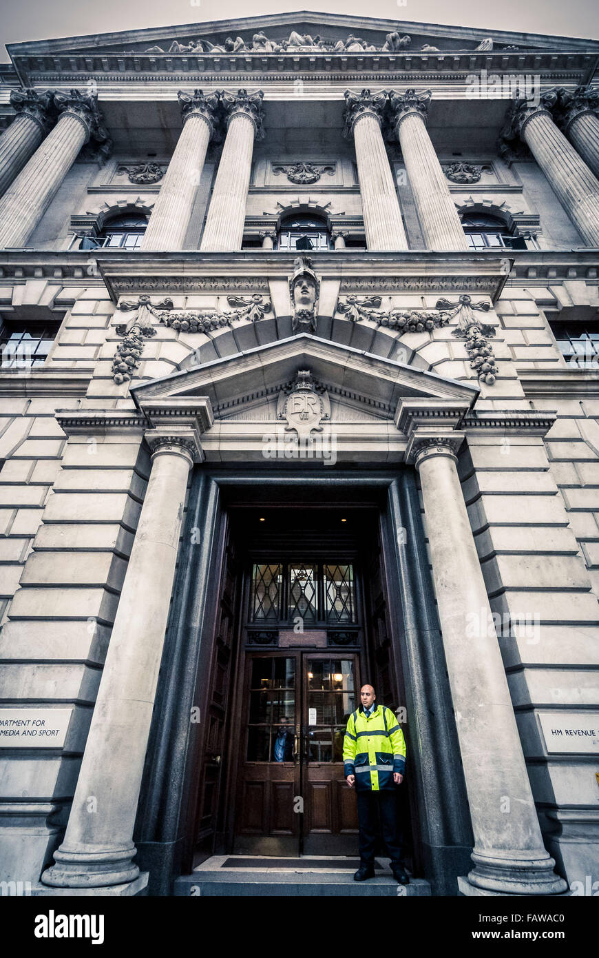 Ministerium für Kultur, Medien und Sport, HM Revenue and Customs, Gebäude in Whitehall, London, UK, mit Wachmann stand Stockfoto