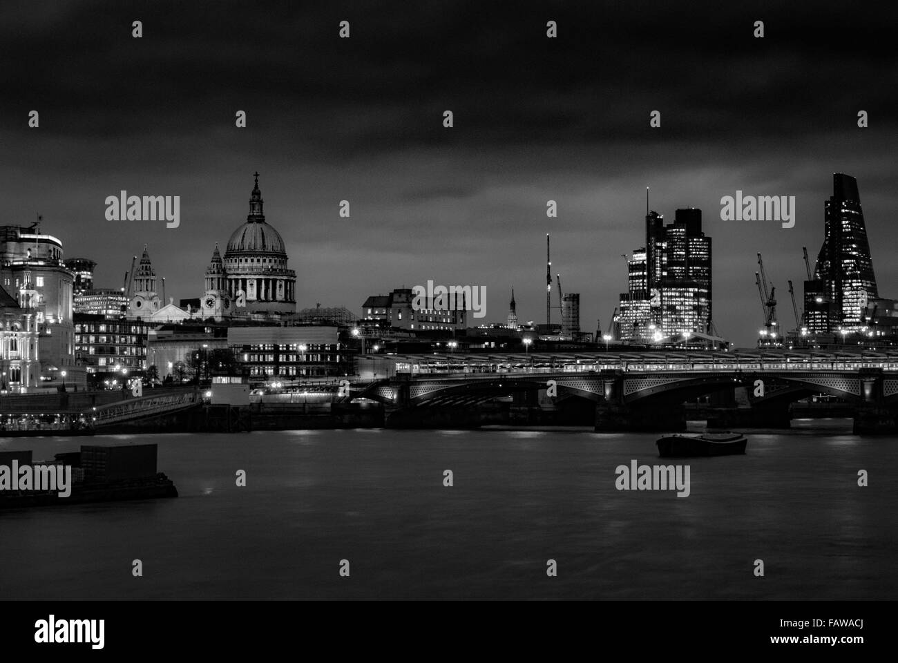 St Pauls Cathedral, Blackfriars Bridge, Themse und London Skyline in der Abenddämmerung. Stockfoto