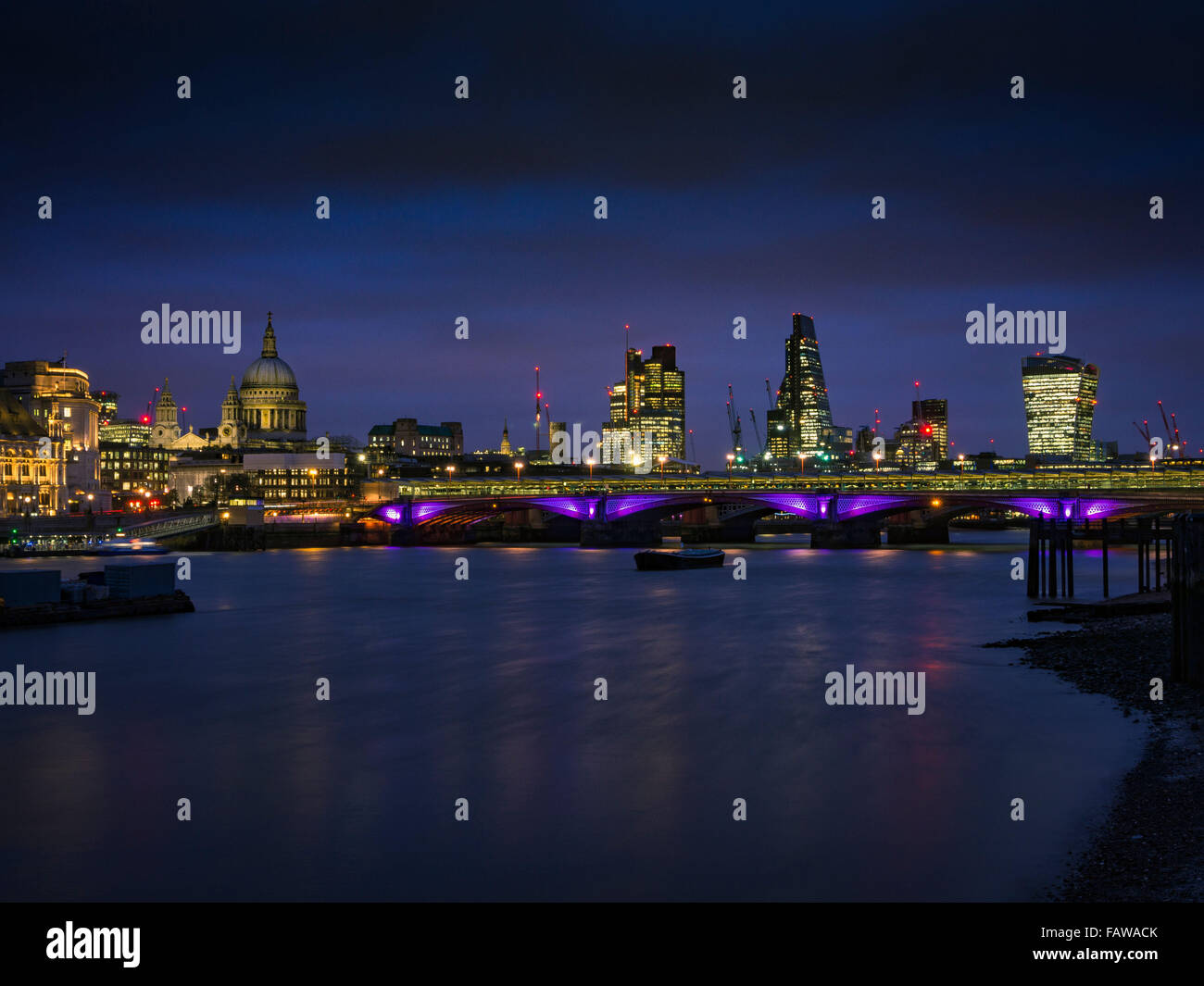 St Pauls Cathedral, Blackfriars Bridge, Themse und London Skyline in der Abenddämmerung. Stockfoto