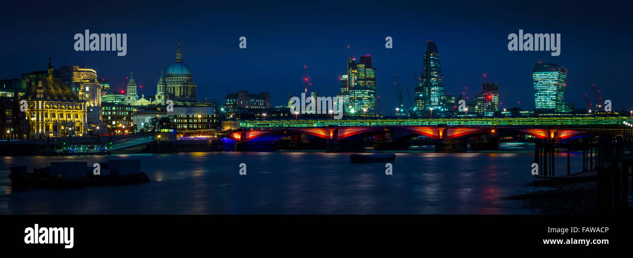 St Pauls Cathedral, Blackfriars Bridge, Themse und London Skyline in der Abenddämmerung. Stockfoto