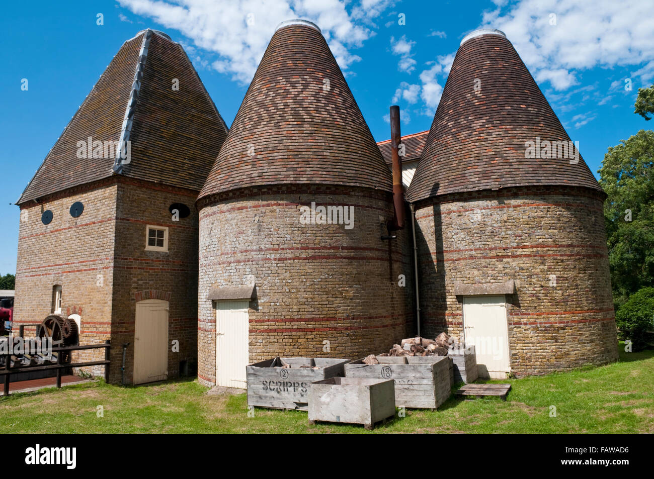 Oast Häuser in Kent, UK, traditionell zur Trocknung von Hopfen für das Bierbrauen Industrie eingesetzt Stockfoto