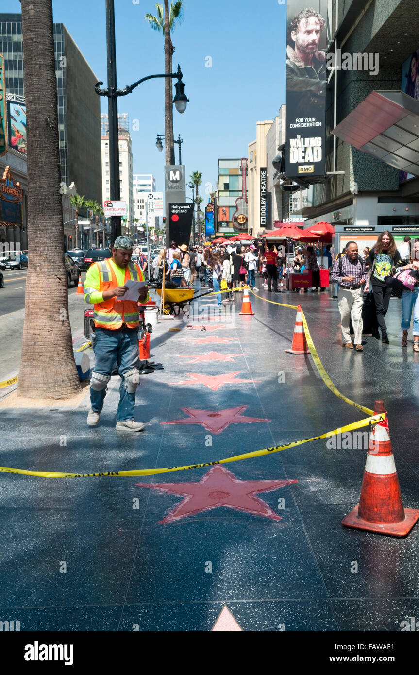 Ein Ingenieur, die Installation von neuen Weg des Ruhmes Sterne Pflastersteine im Pflaster in Hollywood Boulevard, Kalifornien Stockfoto