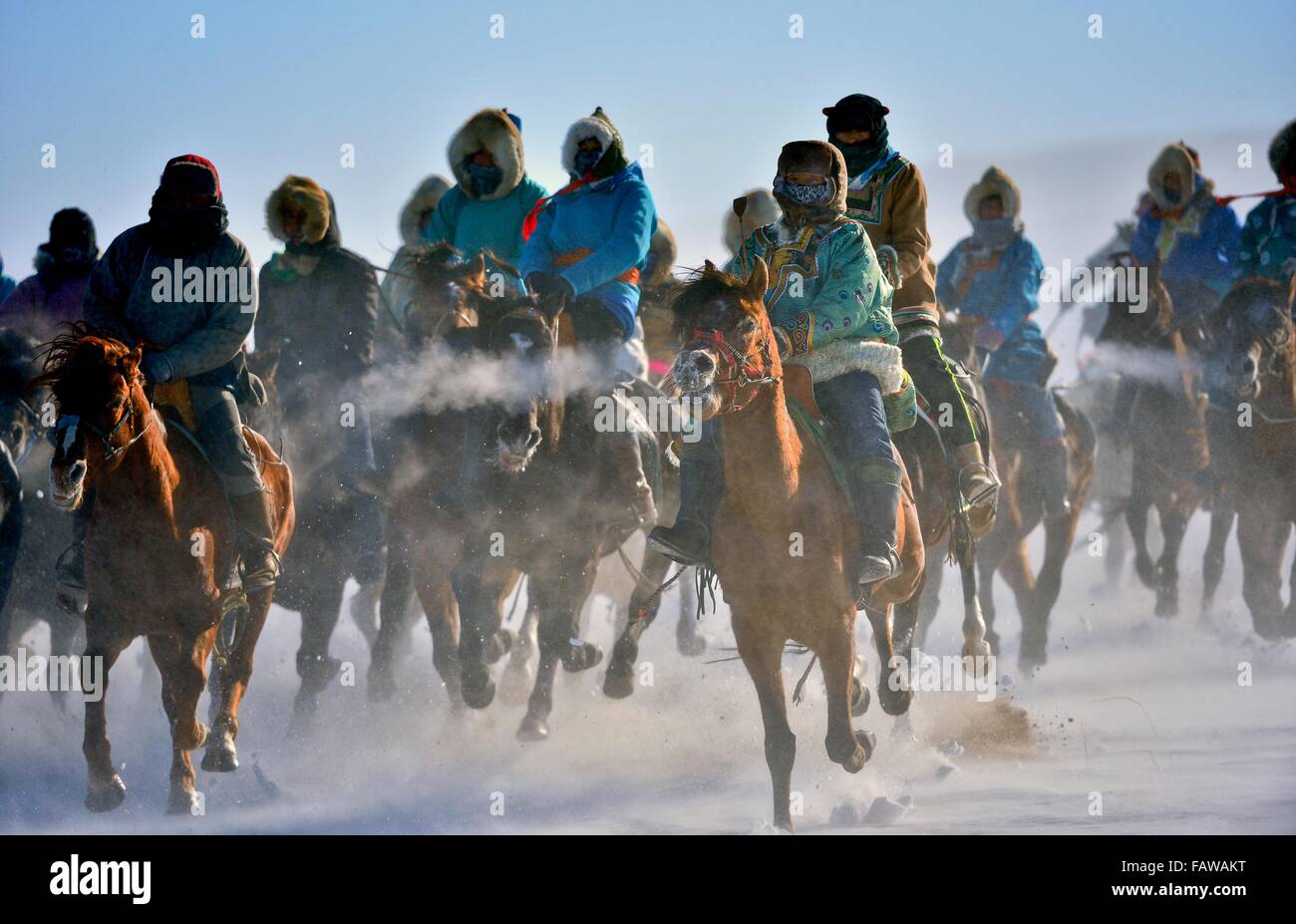 West Ujimqin-Banner, Chinas autonomen Region Innere Mongolei. 5. Januar 2016. Hirten Rennpferde im Westen Ujimqin-Banner, Nord-China autonomen Region Innere Mongolei, 5. Januar 2016. Bildnachweis: Ren Junchuan/Xinhua/Alamy Live-Nachrichten Stockfoto