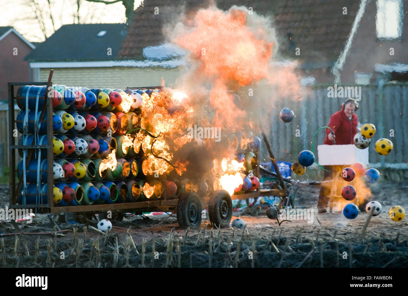 ENSCHEDE, Niederlande - 31. Dezember 2015: Hartmetall explodiert ist eine Tradition auf Vorabend des neuen Jahres in den Niederlanden und Belgien. Stockfoto