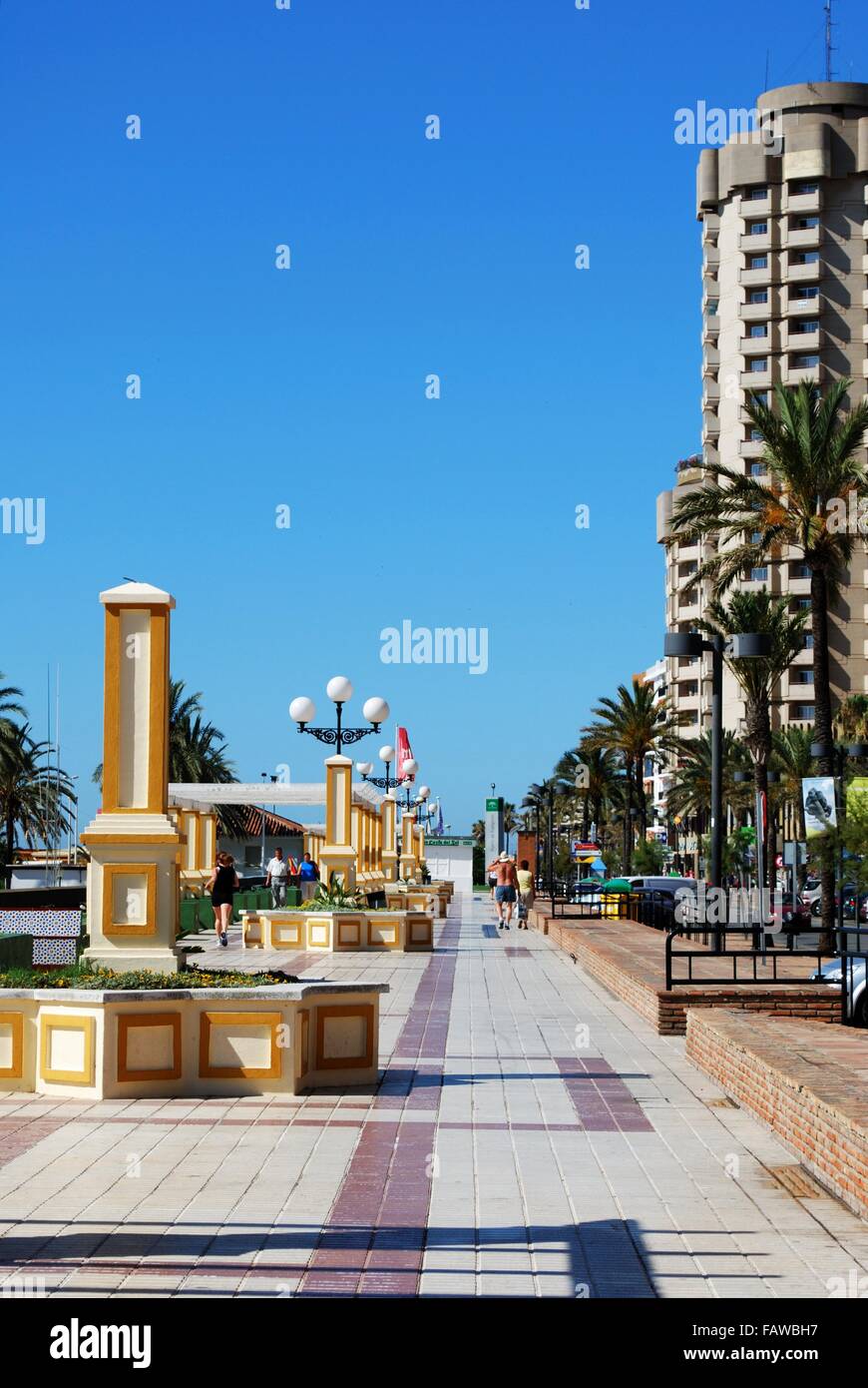 Menschen zu Fuß entlang der Promenade, Fuengirola, Provinz Malaga, Andalusien, Spanien, Westeuropa. Stockfoto