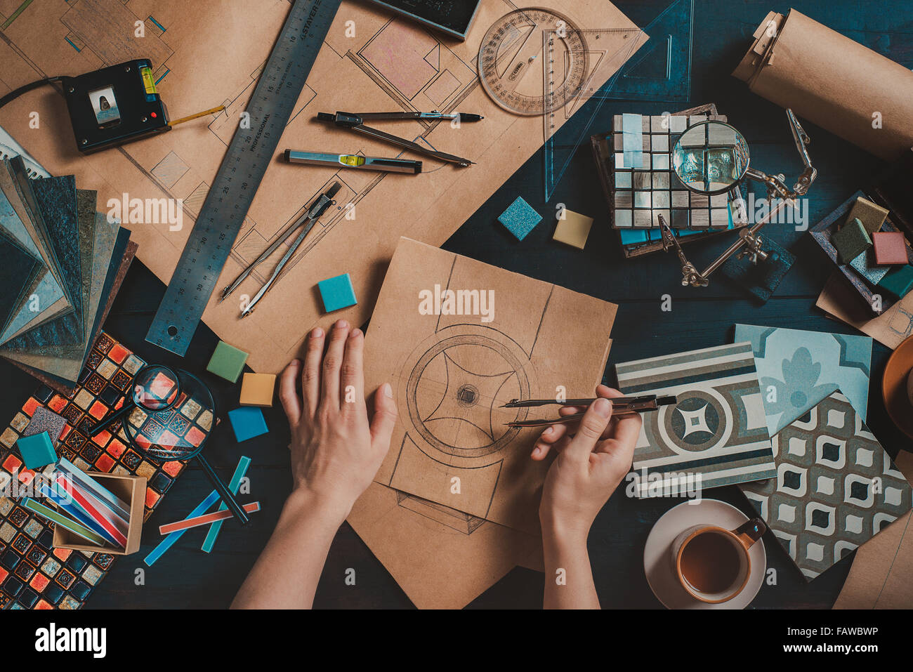 Designer Arbeitsplatz mit kreativ-Tools und Zeichnungen Stockfoto