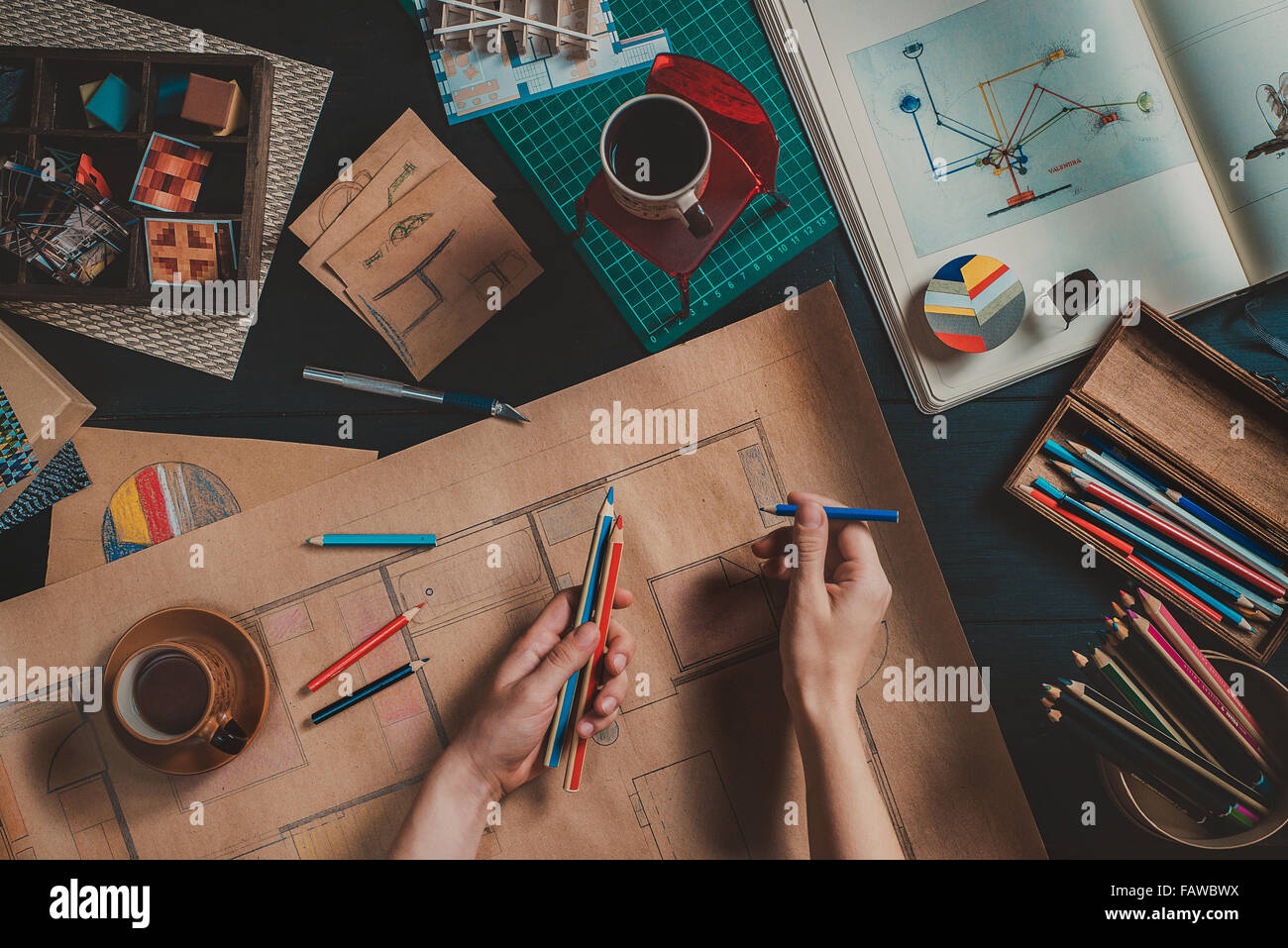 Designer Arbeitsplatz mit kreativ-Tools und Haus Baupläne Stockfoto