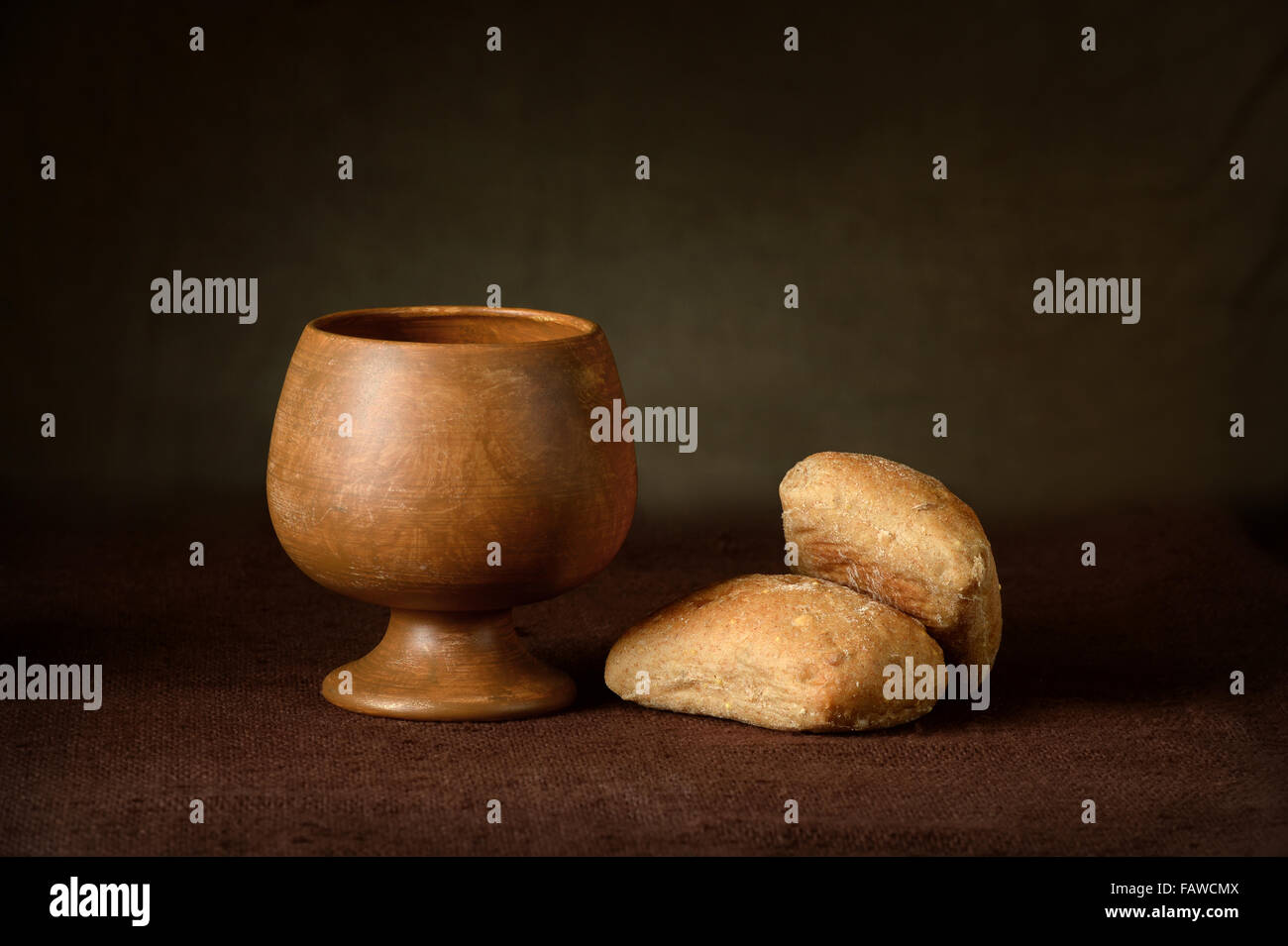 Kommunion-Elemente mit Wein und Brot am Tisch Stockfoto