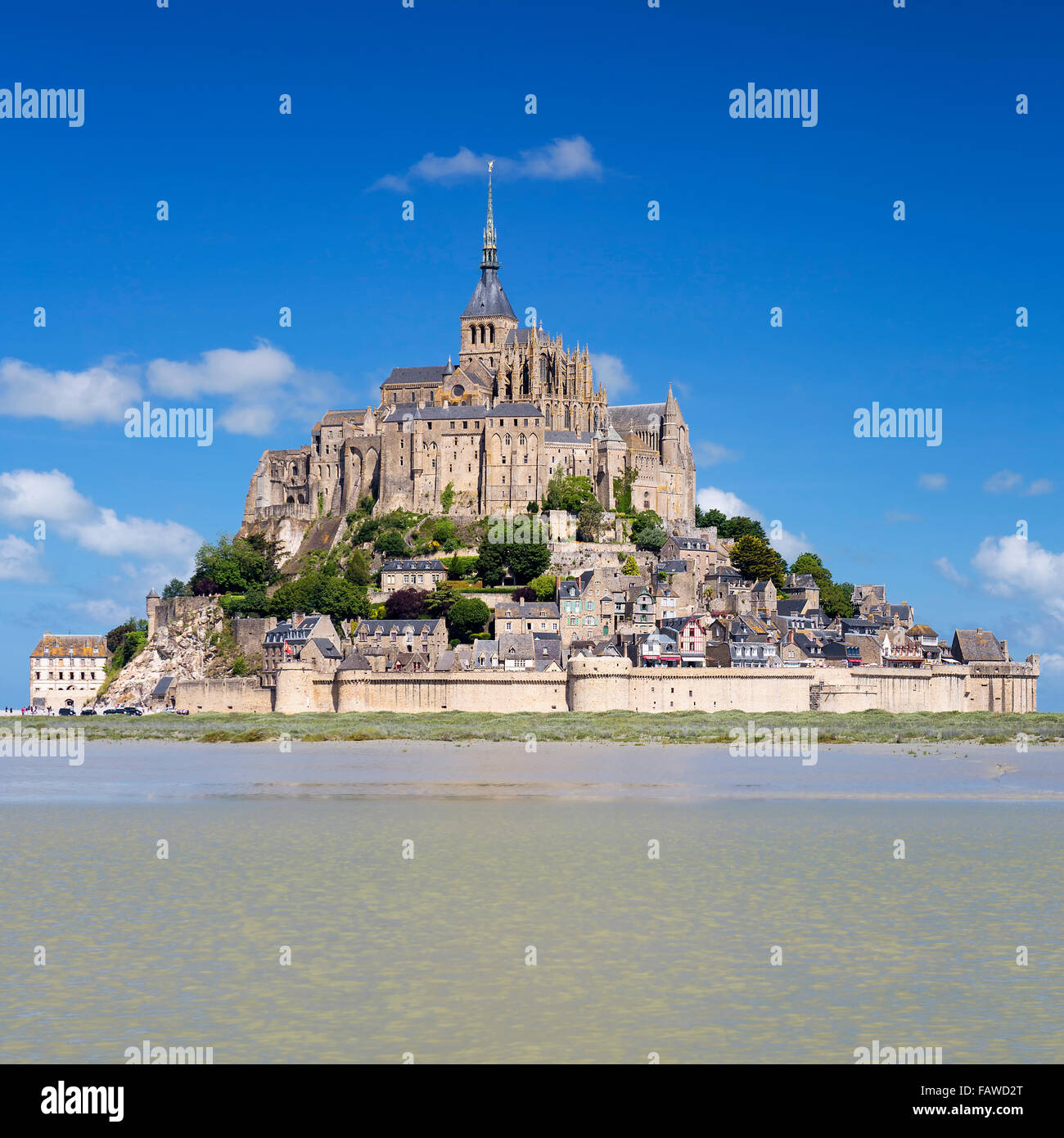 Mont-Saint-Michel mit blauem Himmel, Frankreich. Stockfoto