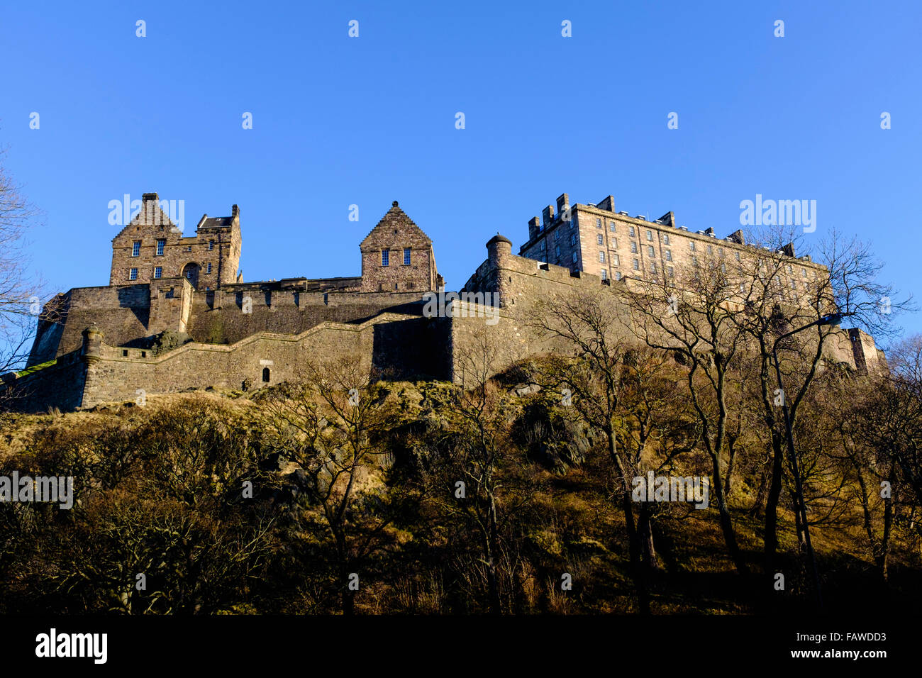 Blick auf Edinburgh Castle am blauen Himmel Winer Tag in Schottland Stockfoto