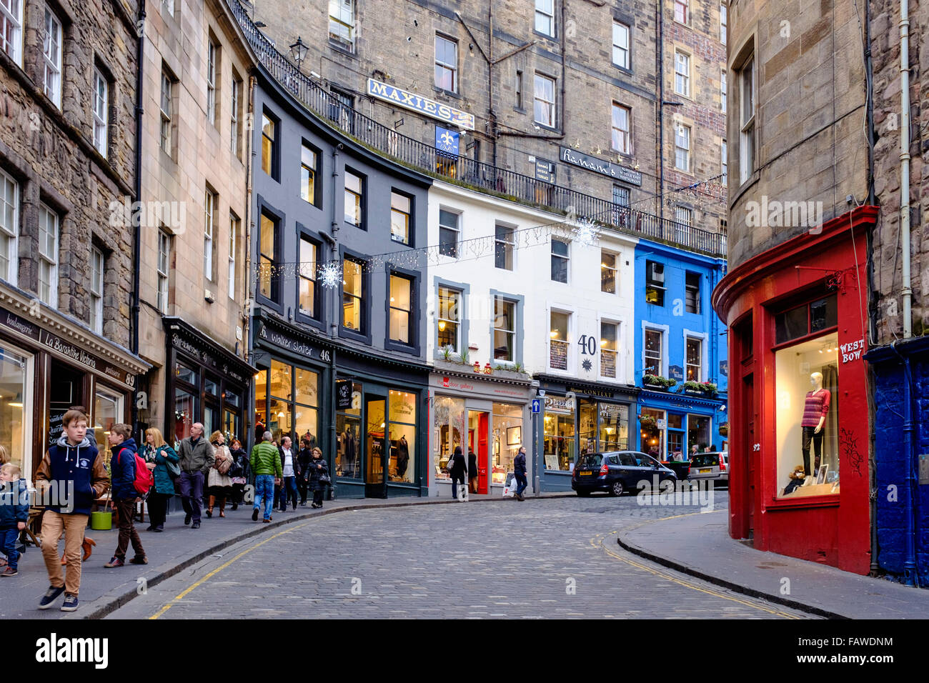 Ansicht von Geschäften auf historischen Victoria Street und West Bogen in Old Town von Edinburgh Schottland Großbritannien Stockfoto