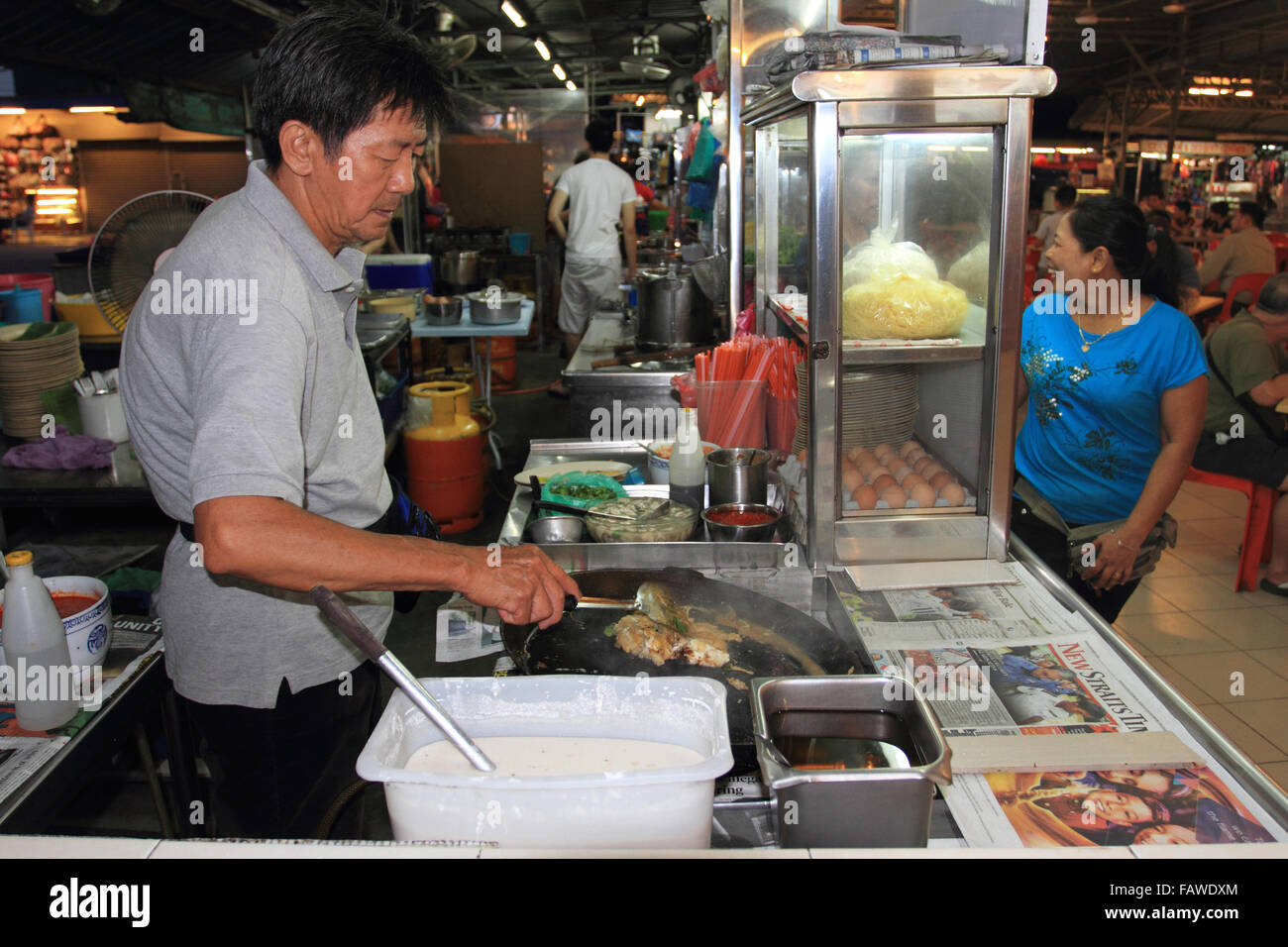 hawker Stall verkauft Satay, ein Mann kokst lokales Gericht, Penang, Malaysia Stockfoto