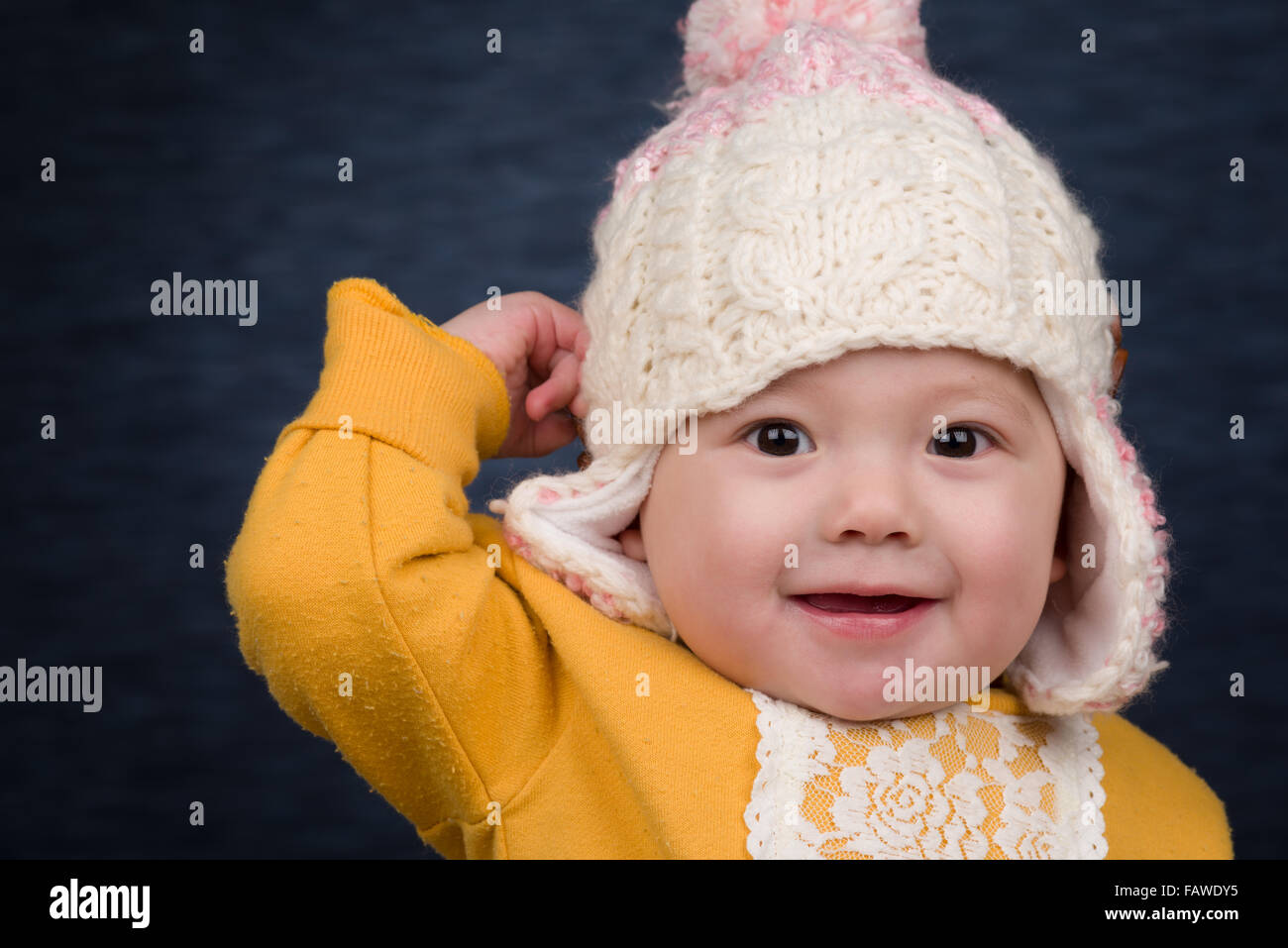 Ein lächelndes Mädchen einen Strick Winter Hut. Stockfoto