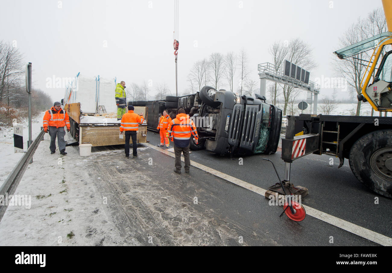 Auetal, Deutschland. 5. Januar 2016. Einen umgestürzten LKW abgebildet auf der geschlossenen Autobahn A2 in der Nähe von Auetal, Deutschland, 5. Januar 2016. Der Unfall ereignete sich während der Nacht. Die Recovery-Vorgänge ergriffen fast den ganzen Tag, verursacht Hauptverkehr Störungen bereits. Foto: JULIAN STRATENSCHULTE/Dpa/Alamy Live News Stockfoto