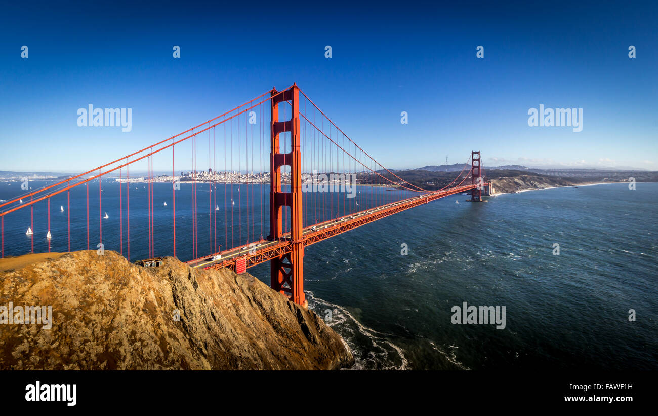 Die Golden Gate Bridge ist eine Hängebrücke, die das Golden Gate überspannt, die 1,5 km breite Meerenge, die San Francisco Bay und den Pazifischen Ozean verbindet Stockfoto