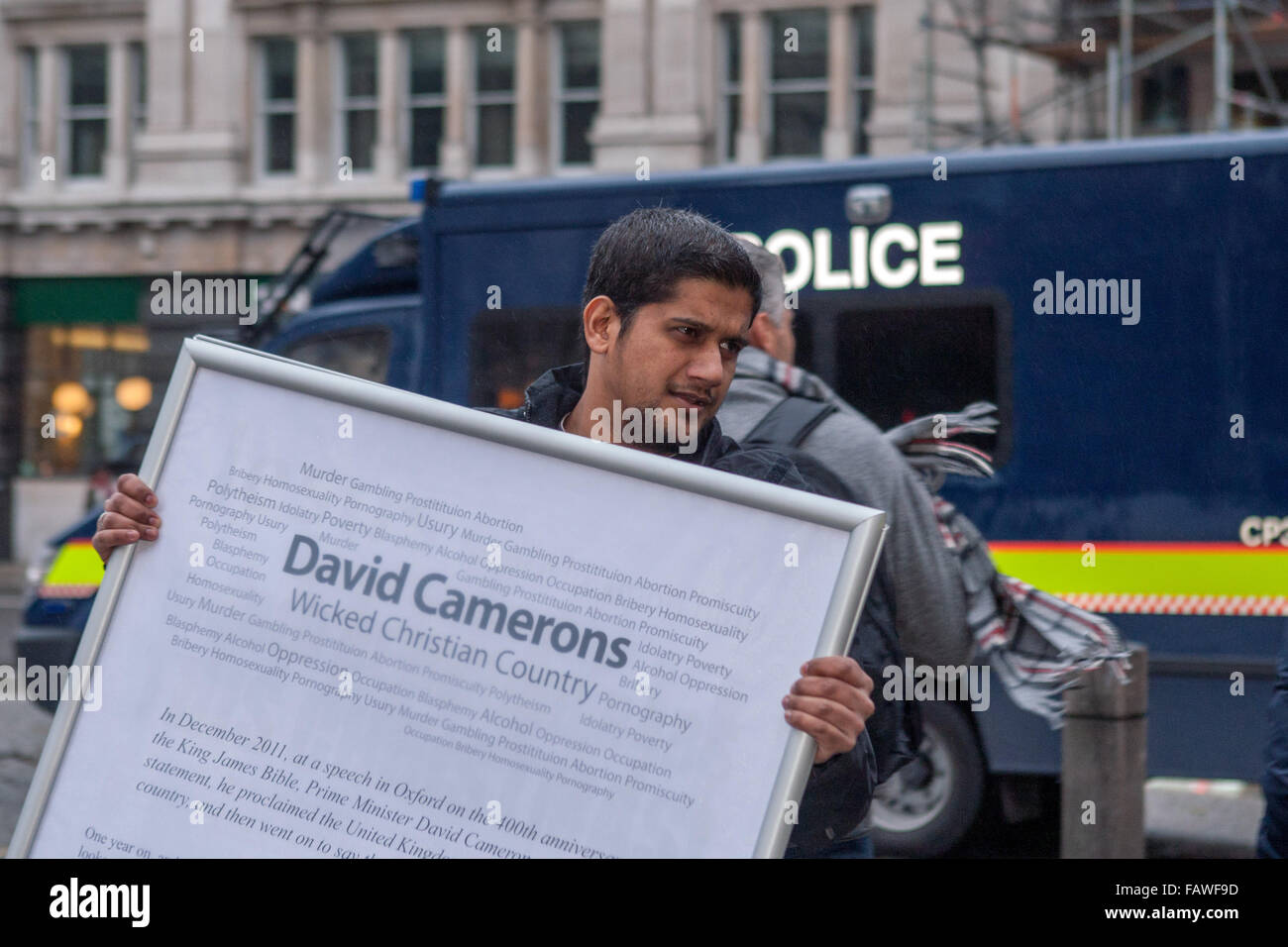 Bild Datei: London, UK. 24. Dezember 2012. Siddhartha Dhar (Abu Rumaysah) tragen billboard Angabe 'David Camerons Wicked Christian Country', am Anjem Choudarys Weihnachten Debatte Stunt. (Image-Datei) St. Pauls Cathedral, London, UK, 24. Dezember 2012 Credit: Martyn Wheatley/Alamy Live News Stockfoto