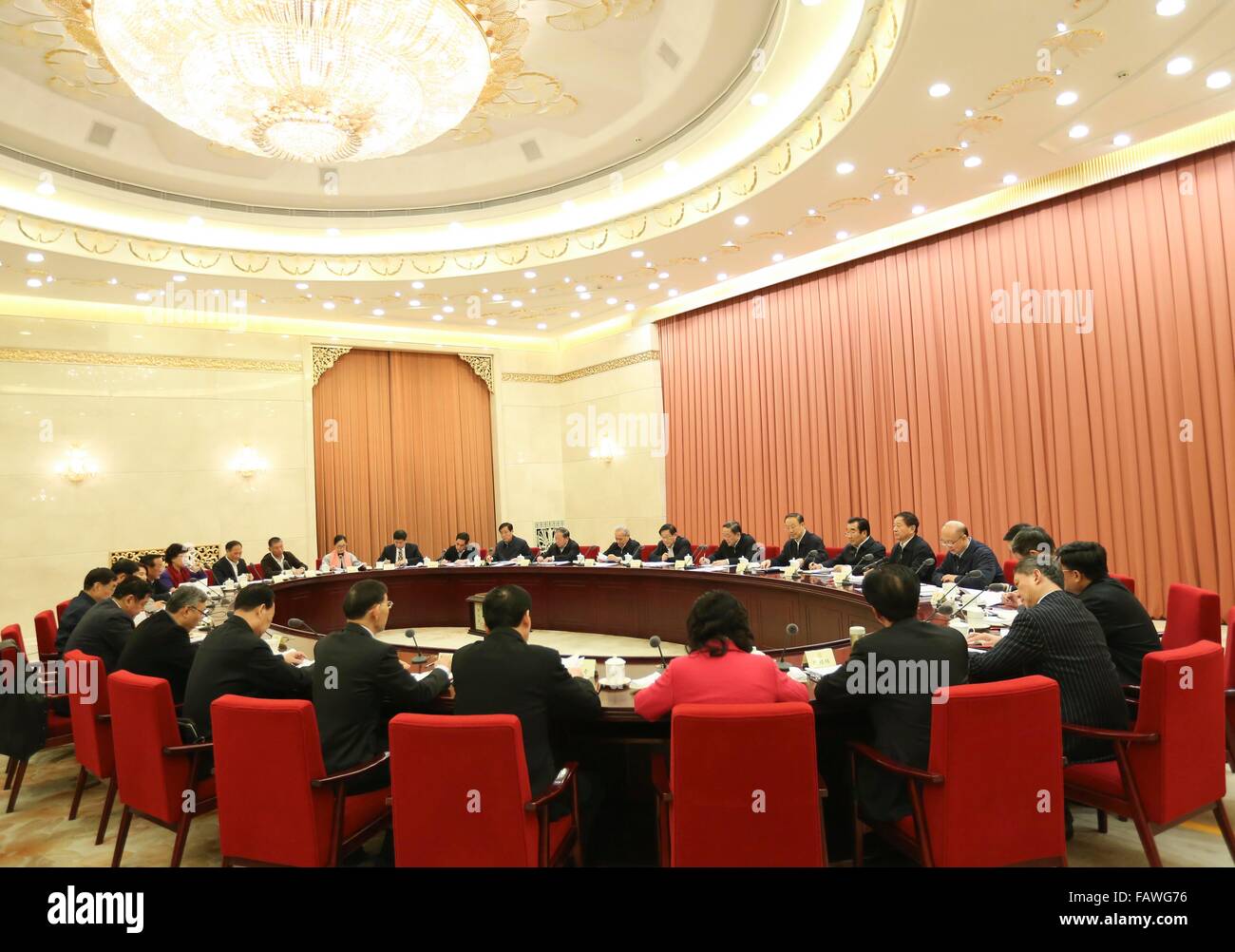 Peking, China. 5. Januar 2016. Yu Zhengsheng (C), Vorsitzender des Nationalkomitees der chinesischen politischen Beratenden Konferenz (CPPCC), leitet eine zweiwöchentliche Beratungsgespräch der PKKCV zu beschleunigen, Förderung, in Peking, Hauptstadt von China, 5. Januar 2016-branding. © Ding Lin/Xinhua/Alamy Live-Nachrichten Stockfoto