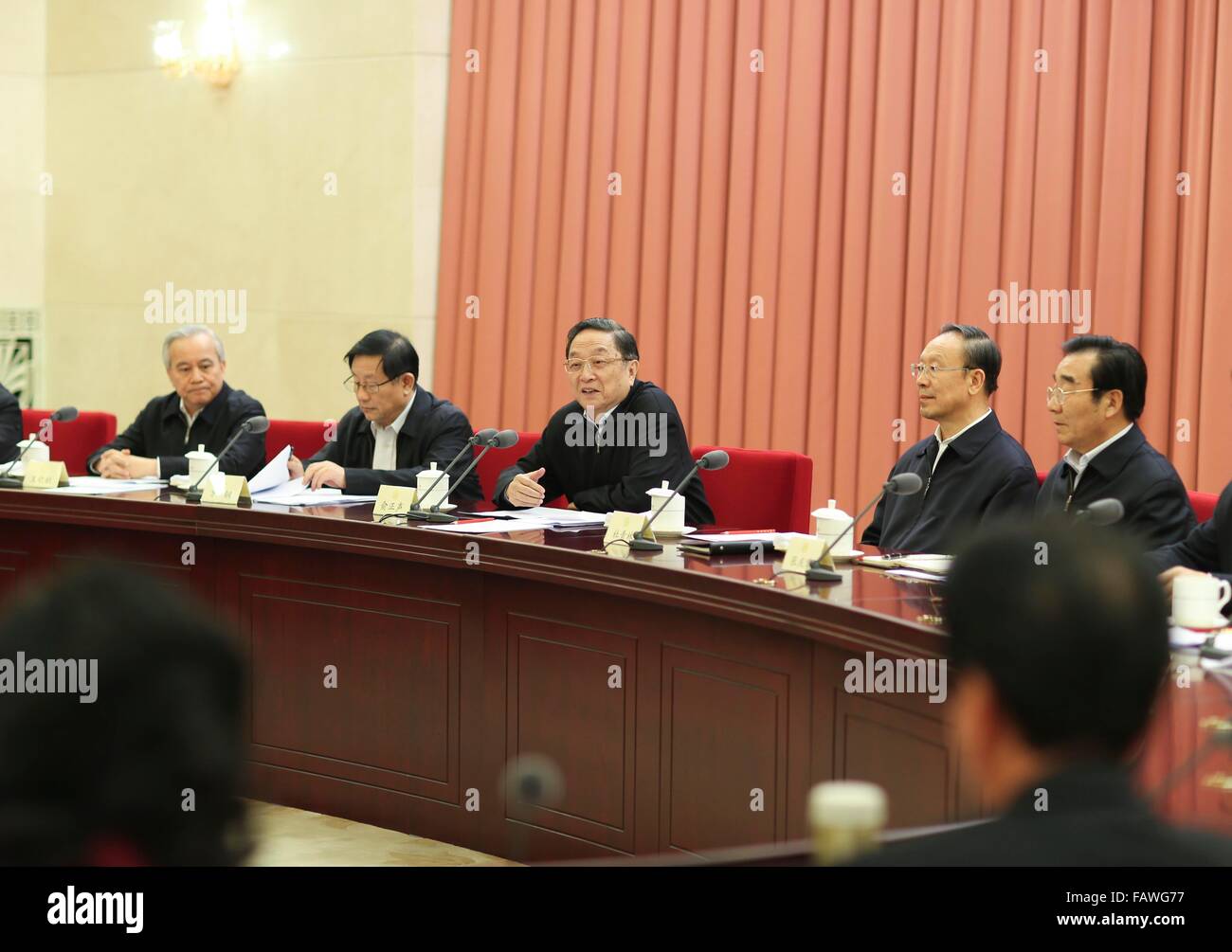 Peking, China. 5. Januar 2016. Yu Zhengsheng (C), Vorsitzender des Nationalkomitees der chinesischen politischen Beratenden Konferenz (CPPCC), leitet eine zweiwöchentliche Beratungsgespräch der PKKCV zu beschleunigen, Förderung, in Peking, Hauptstadt von China, 5. Januar 2016-branding. © Ding Lin/Xinhua/Alamy Live-Nachrichten Stockfoto
