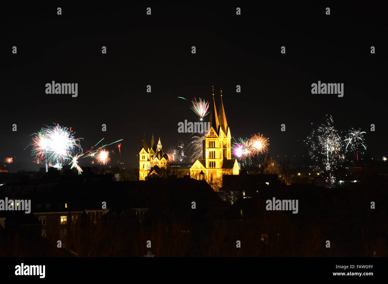 Feuerwerk über Roermond (Niederlande) auf Silvester 2015 Stockfotografie -  Alamy