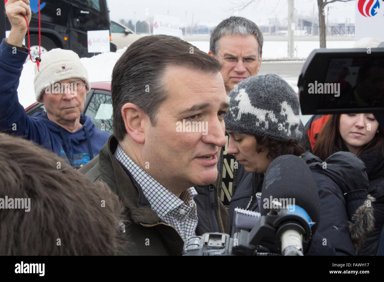 Republikanischen Präsidentschaftskandidaten Kandidat US-Senator Ted Cruz von Texas besuchen mit Iowa-Wähler Stockfoto