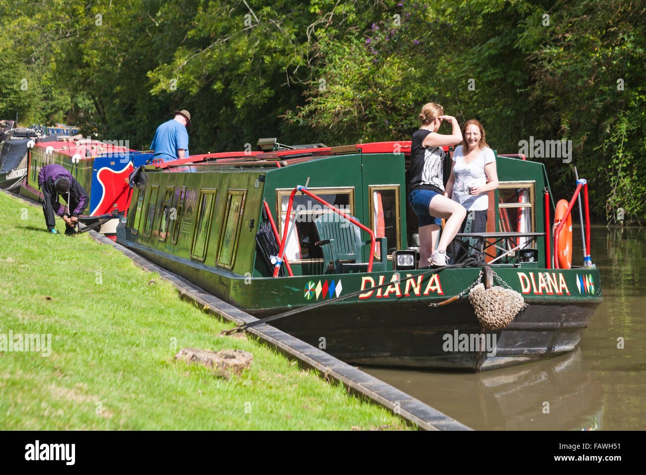 Schmalboote Schmalboote Kanalboote, die im August auf dem Kennet und Avon Canal, Devizes, Wiltshire, England, Großbritannien festgemacht wurden Stockfoto