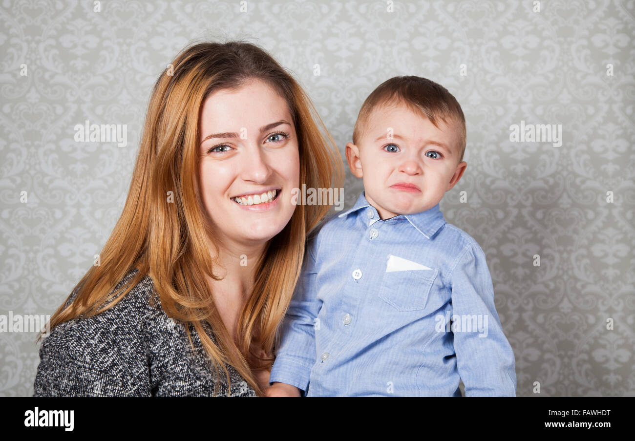1 Jahre alten Jungen in den Armen seiner Mutter, Studio-Porträt. Stockfoto