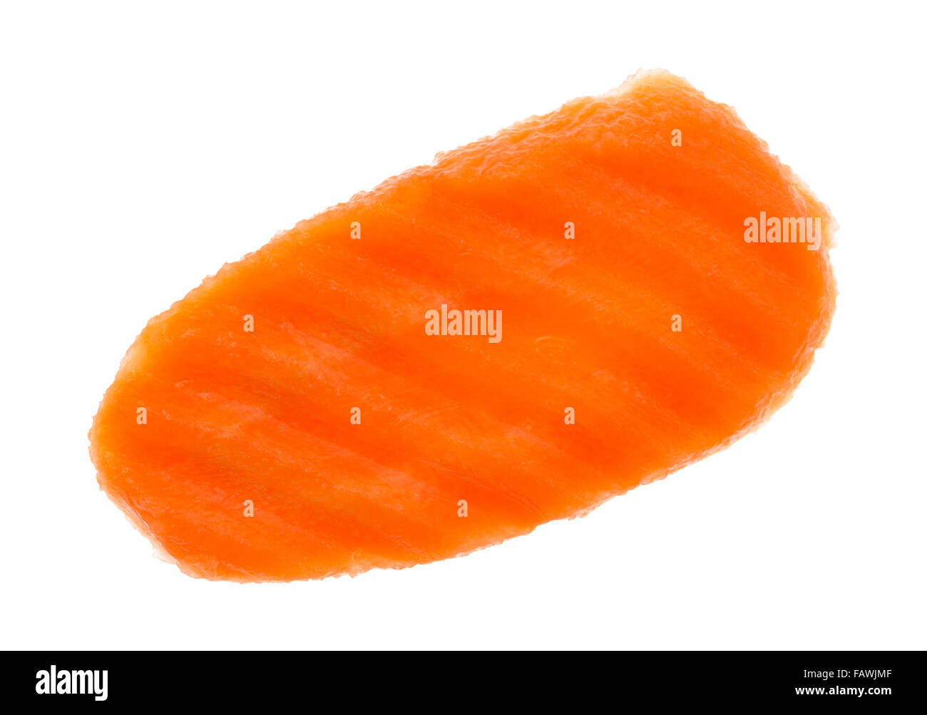 Draufsicht auf eine Crinkle geschnitten Karotten Chip isoliert auf einem weißen Hintergrund. Stockfoto