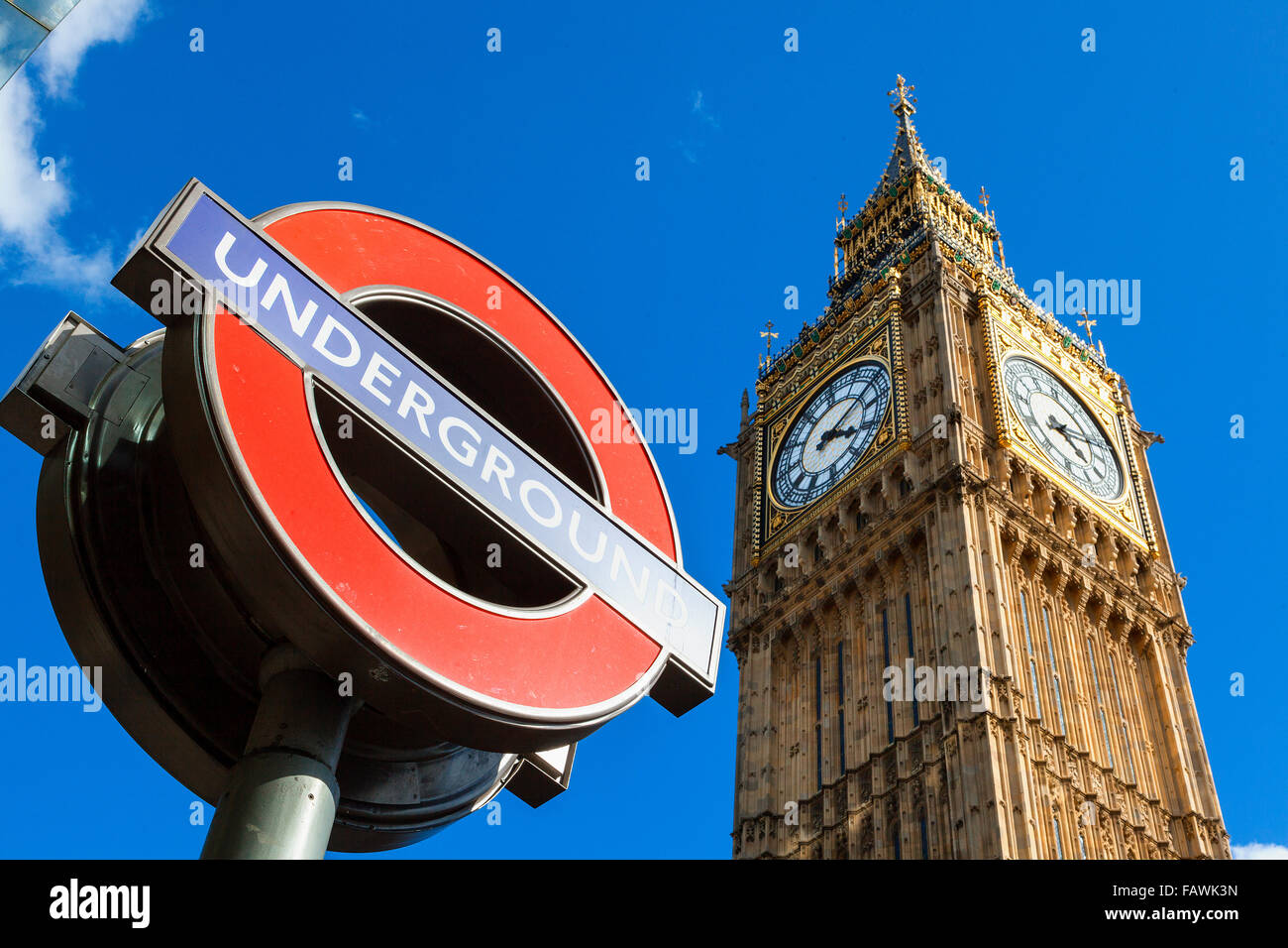 London, Big Ben Clock Tower und Metro Zeichen Stockfoto