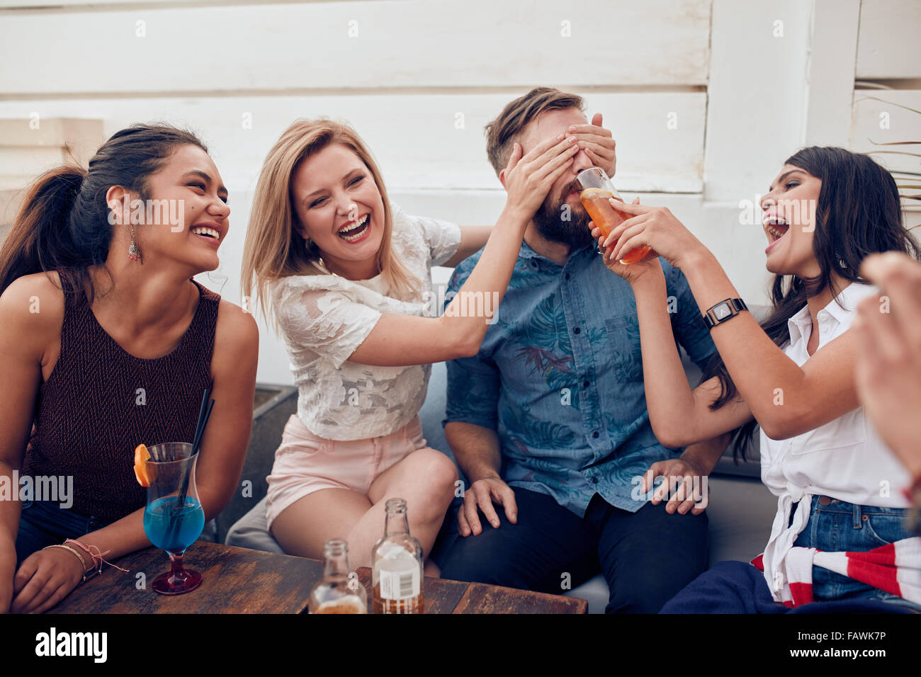 Freund Liked Bilder Von Anderen Frauen Leute, die spaß haben -Fotos und -Bildmaterial in hoher Auflösung – Alamy