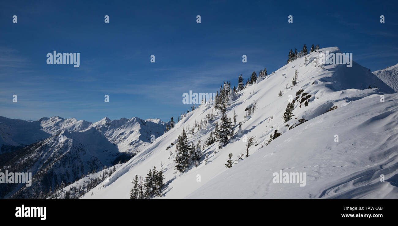 Schneebedeckten Berghang mit blauen Himmel und Blick auf Gebirge; Kicking Horse, British Columbia, Kanada Stockfoto