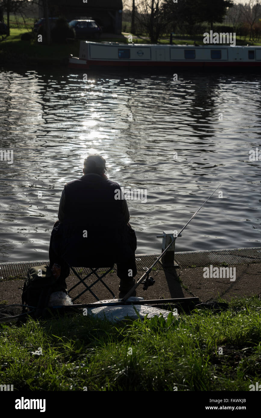 Silhouette der Fischer Angeln den Fluss Cam an Köder beißen Schleuse Stockfoto