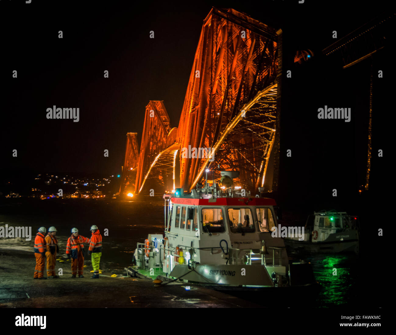 Nachtansicht mit Fähre und seinen Arbeitnehmern South Queensferry in rauem Wetter die Forth Rail Bridge entnommen. Stockfoto