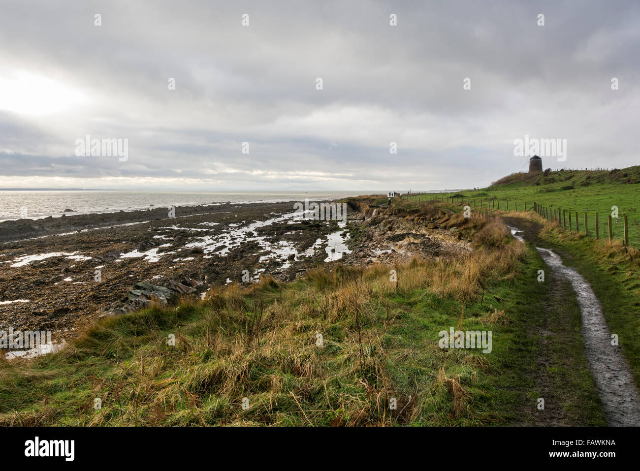 Küste Wandern Wanderweg zwischen St Monan und Pittenweem auf der Küste von Fife in Schottland. Windmühle in der Ferne. Stockfoto